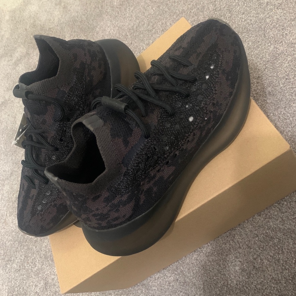 Brand new yeezy onyx 5.5 men size